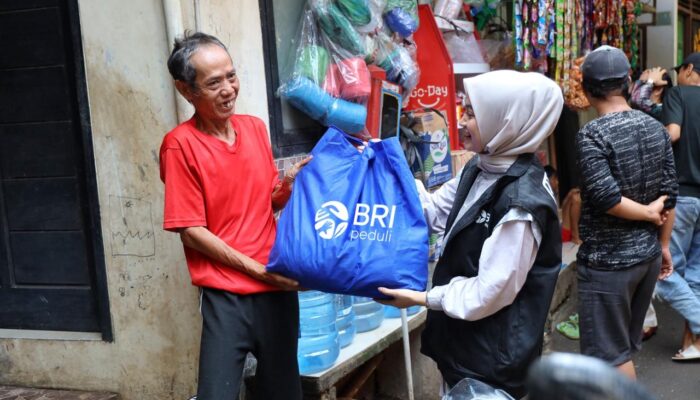 BRI Bagikan 279 ribu Paket Sembako dan Berikan Santunan untuk Ribuan Anak Indonesia