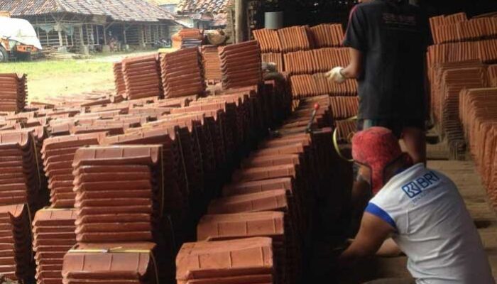 Dari Tanah Liat ke Harapan: Kisah Hena Gian Hermana Mengangkat Usaha Genteng Bersama BRI