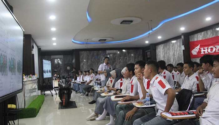 Astra Honda Berbagi Ilmu, Perkuat Kompetensi Siswa SMK Teknologi Karawang